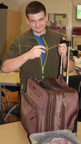 Horst Weidmann beim reparieren der Schultasche von Frau Götz