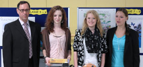 (v.l.n.r.Schüler) Leonie Kugelstadt,Valerie Brauser